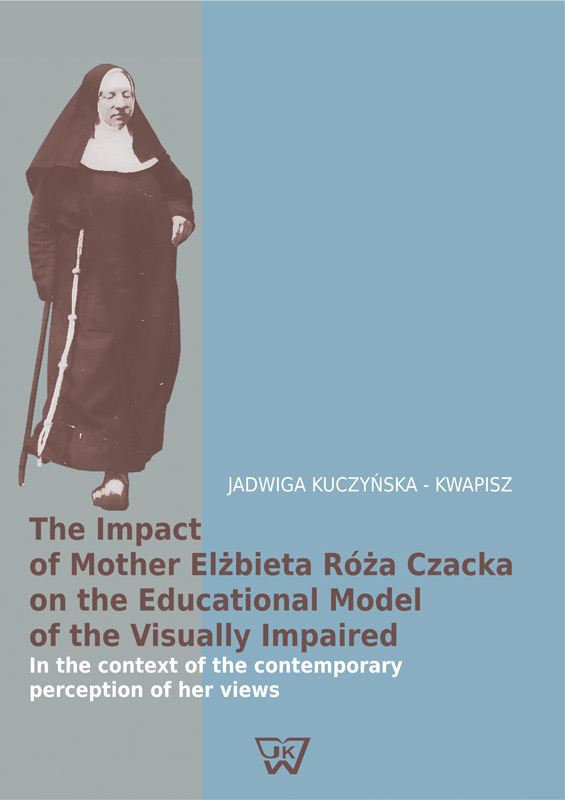 projektant okładek pokazuje książekę poświęconą myśli świętej Elżbiety Róży Czackiej